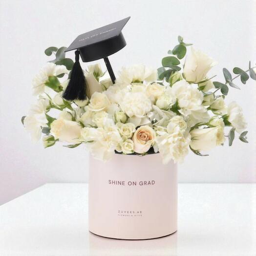 Обещание в лепестках – элегантная белая коробка для выпускного