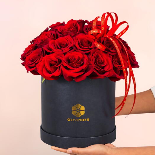 Большая коробка красных роз