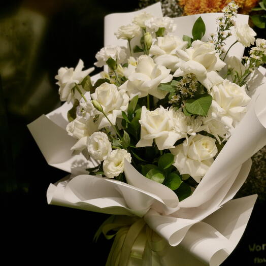 Элегантный букет белых роз
