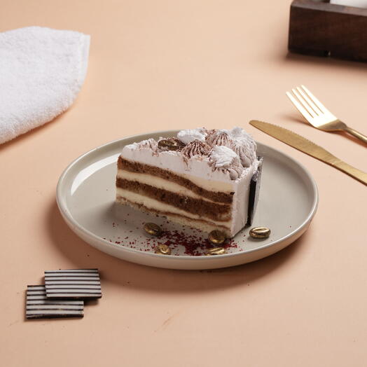 Кусок торта тирамису