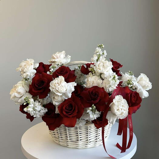 Selena _ Cesta lujosa de rosas rojas y blancas llamativas para aniversario o cumpleaños