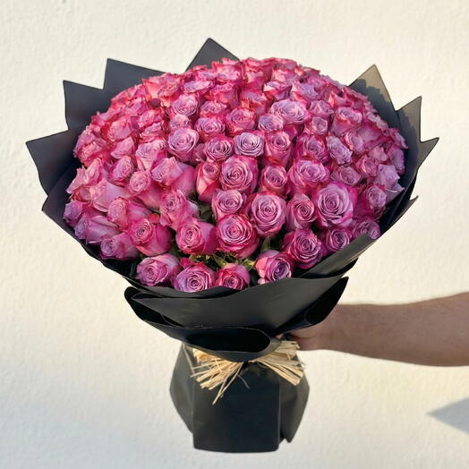 Velvet Bloom – роскошный букет из 101 роз глубокого пурпурного цвета
