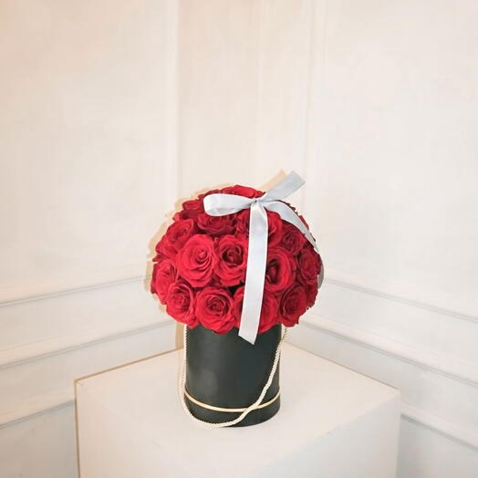 25 красных роз в черной коробке