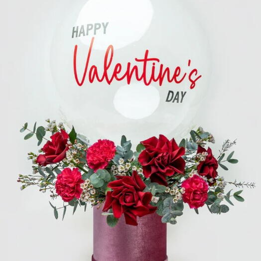 Caja de flores con globos para el Día de San Valentín
