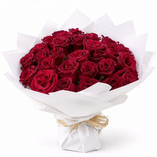 15 rosas rojas con envoltorio blanco