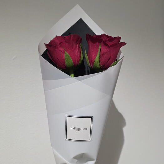 Mini-bouquet de 2 roses rouges – Cadeau romantique élégant noué à la main – Livraison le jour même à Abou Dabi