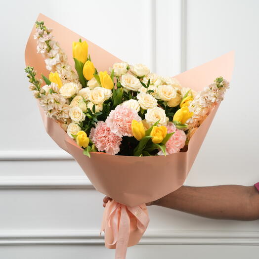 Bouquet Premium de Tulipes Jaunes et de Roses Spray