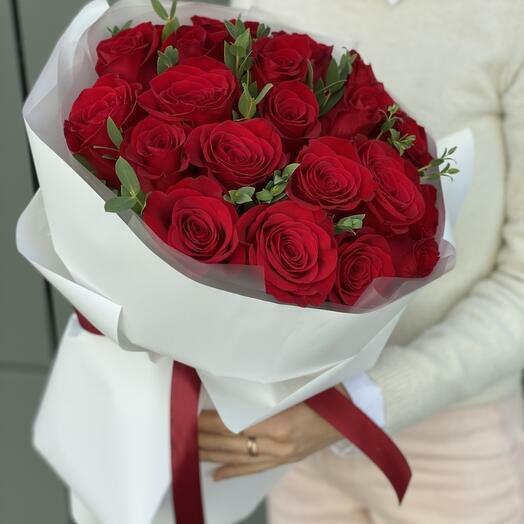 20 роз с эвкалиптом