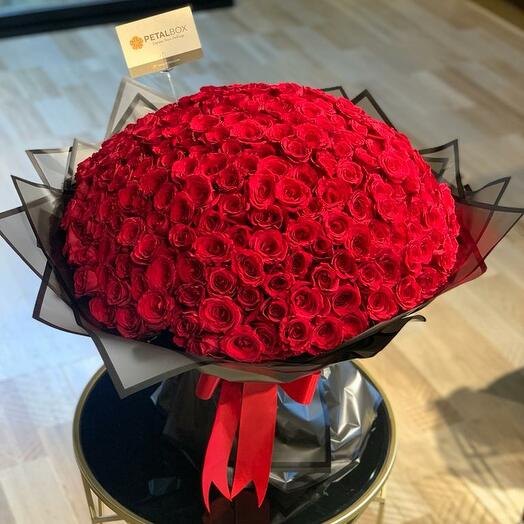 VAST RED ROSE BOUQUET