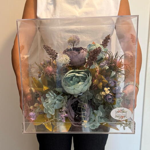 Искусственная фиолетовая композиция в акриловой коробке