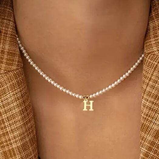 чокер с буквой H