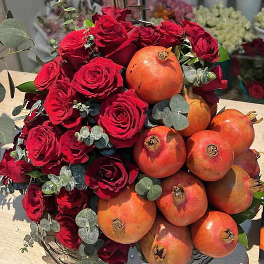 Композиция из гранатов