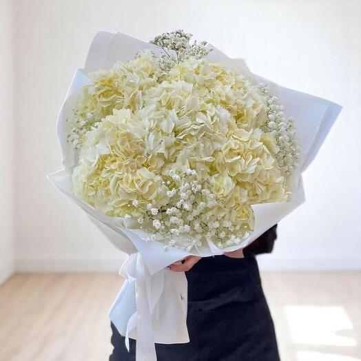 Букет «Белое облако» – гортензии   гипсофила в элегантной белой упаковке