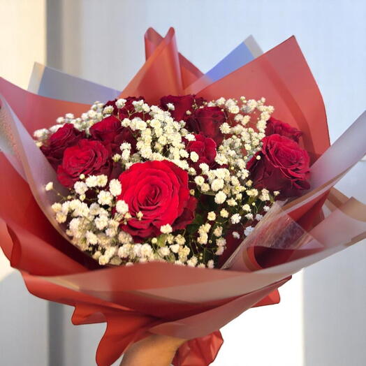 Букет из 10 красных роз с гипсофилой – классическая романтика