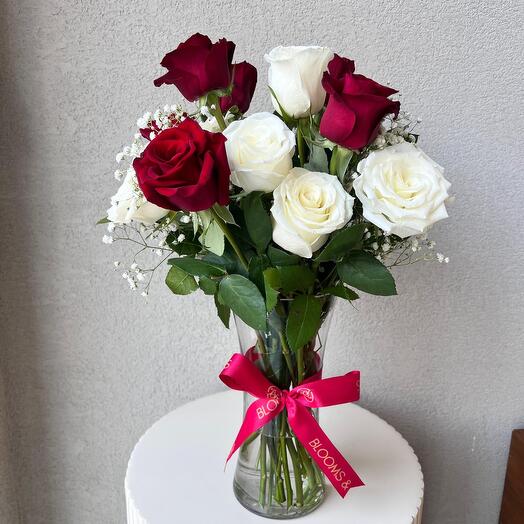 Jarrón de rosas blancas y rojas