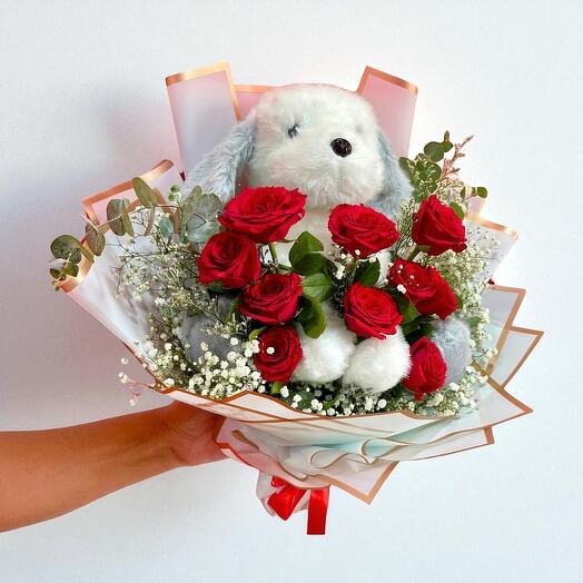 Букет из красных роз и плюшевого щенка – романтичный и милый подарок для любого случая
