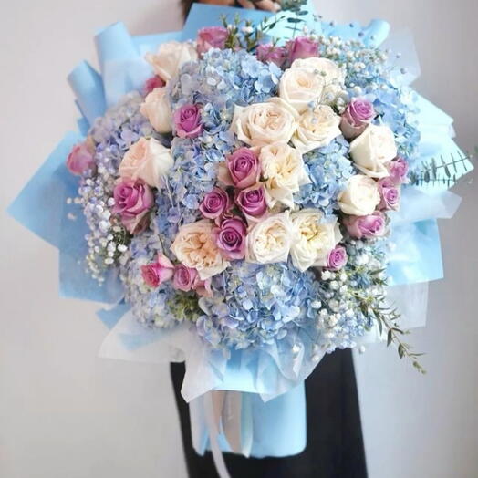 Bluebird s DreamBlue Hydrangea and Rose Delight
Luxury Bouquet