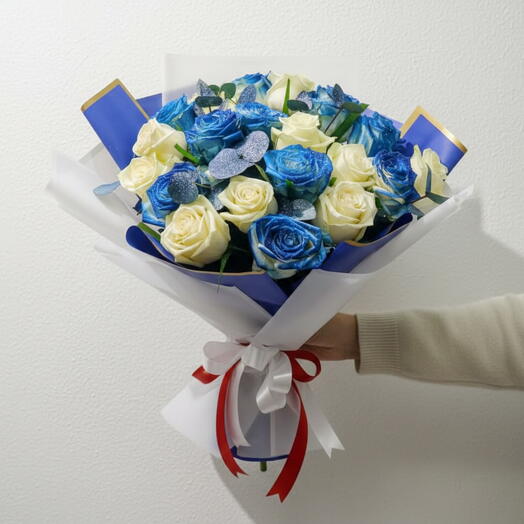 Ramo Susurro del Océano | 21 Rosas Azules y Blancas de Pureza y Serena Elegancia