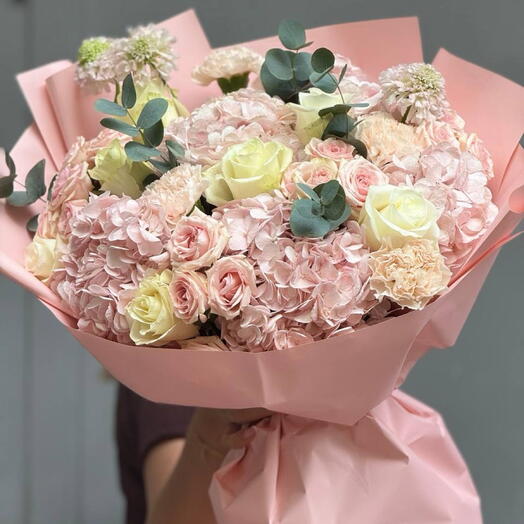 Bouquet with gydrangeas and spray roses