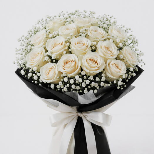 Элегантные белые розы в чёрной упаковке