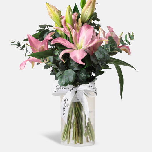 Розовая лилия в вазе