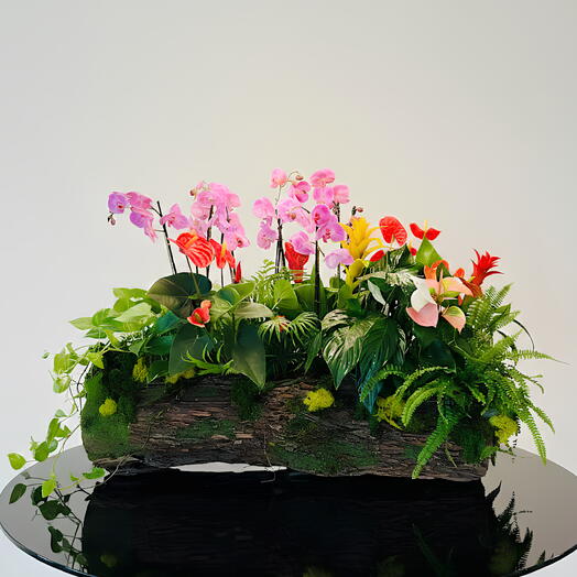 Тропическая цветочная композиция