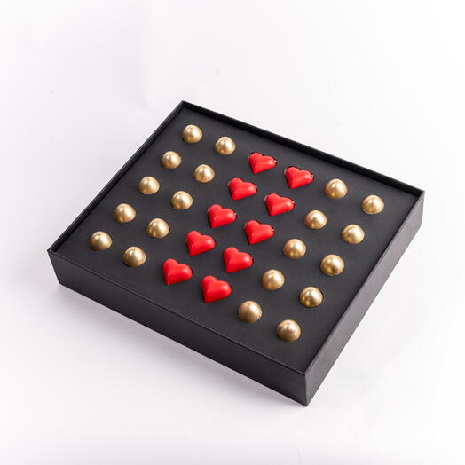 Роскошная золотая коробка из 30 молочных шоколадных конфет