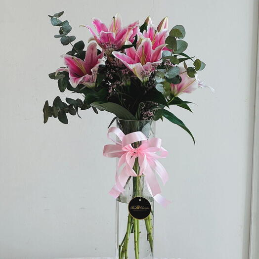 Грация в цвету – 5 розовых лилий в элегантной стеклянной вазе