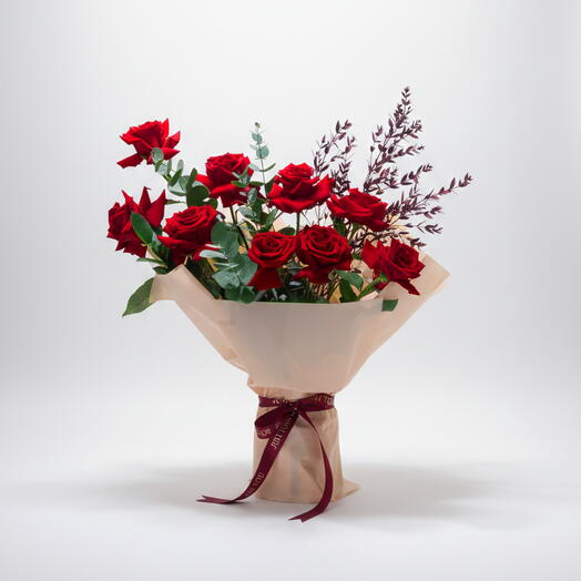 Букет из 9 распустившихся красных роз с эвкалиптом и рускусом в персиковой упаковке | Цветы ко Дню святого Валентина, ОАЭ