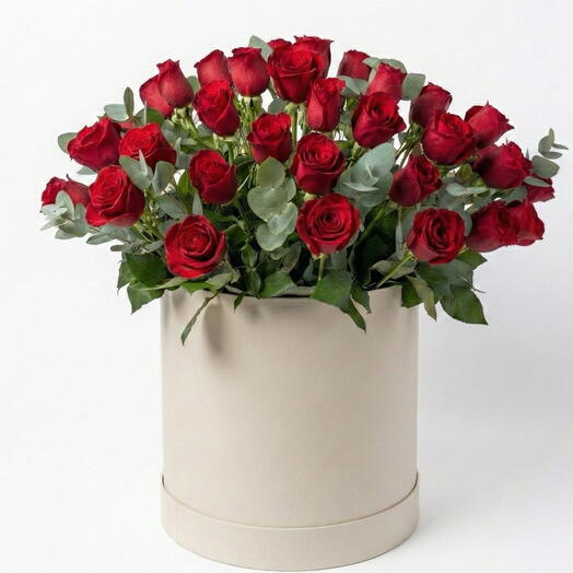 49 rosas rojas con eucalipto en caja redonda tipo sombrerera | Arreglo de flores en caja para San Valentín