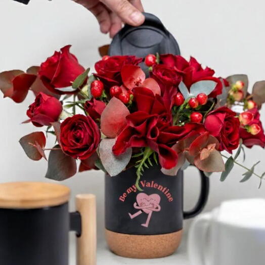 L'amour infuse - fleur de la Saint-Valentin et mug à café (mug noir avec base en liège, mug blanc avec anse en liège)