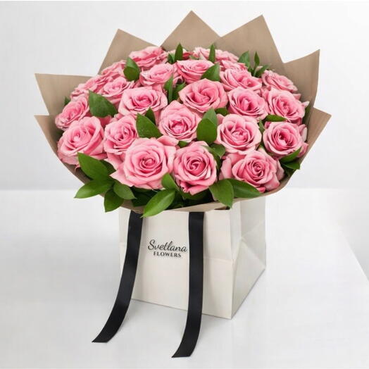 21 розовая роза в роскошной белой сумке – романтический подарок в Дубае