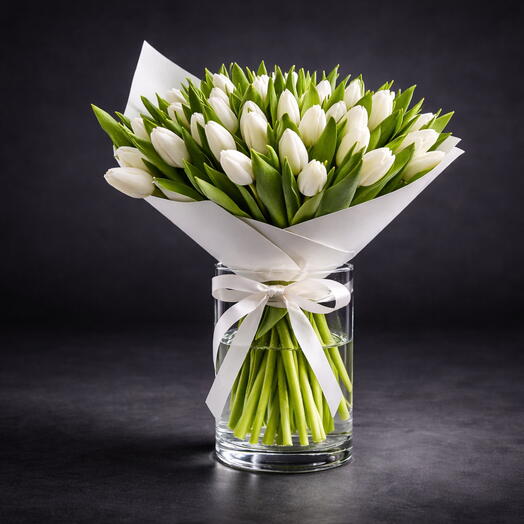 Ivory Prestige – 51 белый тюльпан в вазе