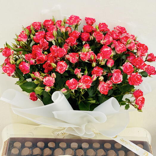 صينية شوكولا وبوكيه ورد