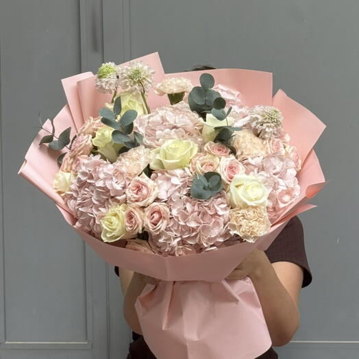 Bouquet with hydrangeas and spray roses
