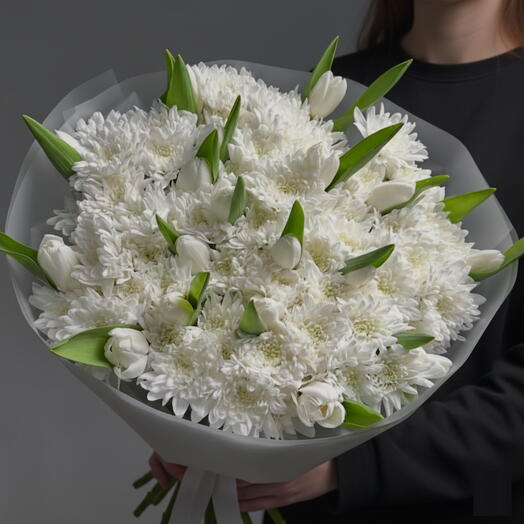 Bouquet de chrysanthèmes blancs et de tulipes