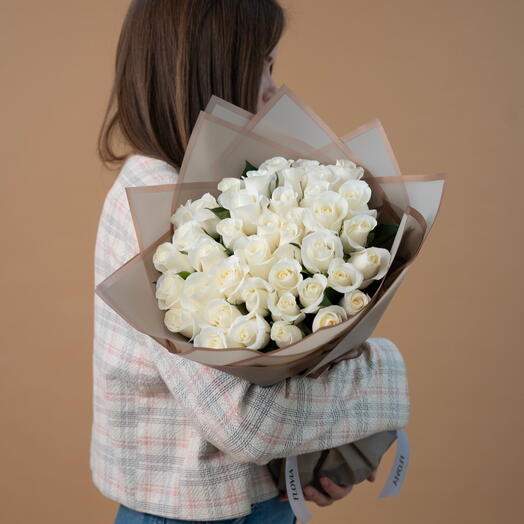 25 white roses