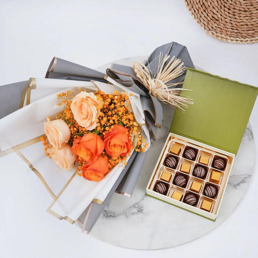 Bouquet de roses avec boîte de chocolats assortis