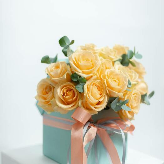 15 rosas melocotón en una caja cuadrada