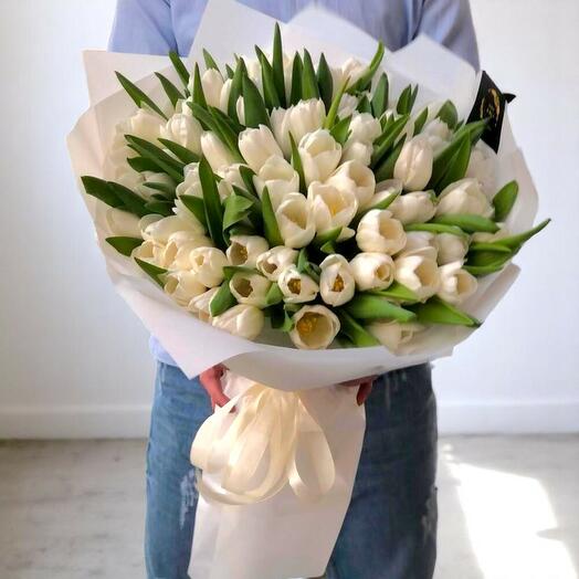 Шикарный букет из 69 белых тюльпанов – элегантные весенние цветы для любого случая