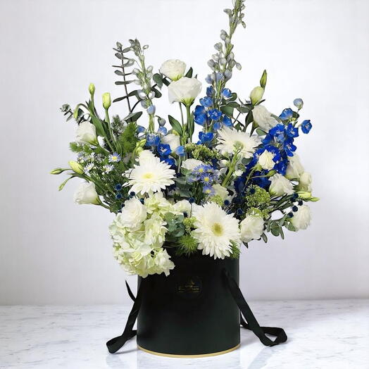 BloomCraft Elegance – голубо-белая цветочная композиция в роскошной коробке-шляпке