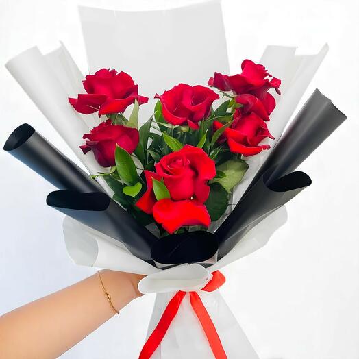 6 Ros bouquet with Black and White wrapping