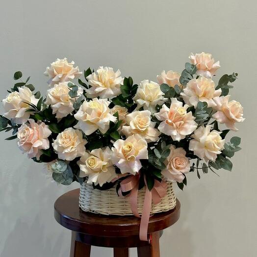 Корзина с персиковыми розами