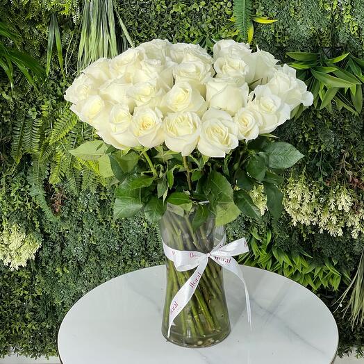 31 белая роза с вазой