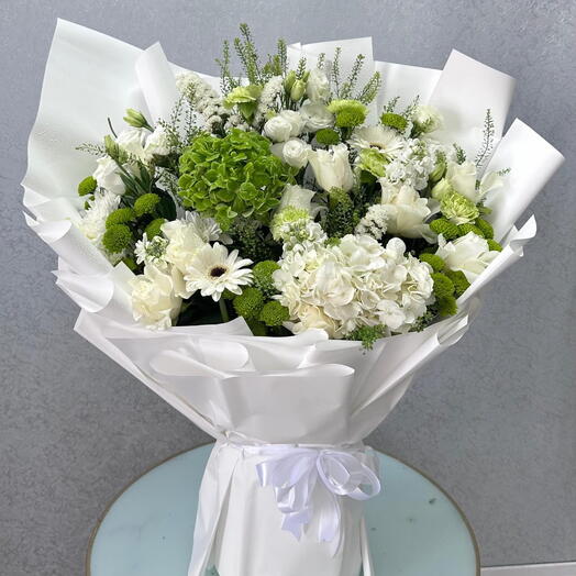 Элегантный бело-зелёный букет