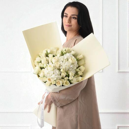 Жемчужно-белый букет из роз – элегантные белые розы   композиция из гортензий