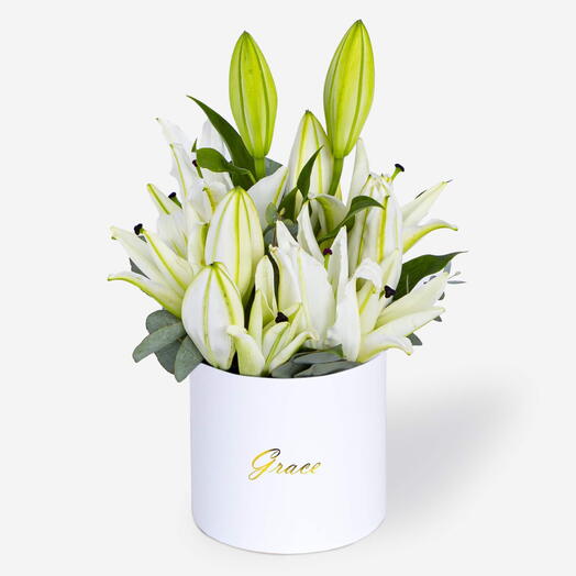 Lys blancs dans une petite boîte