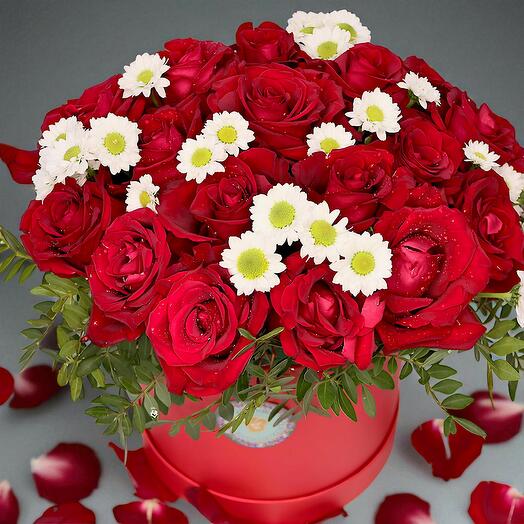 Большая круглая коробка с красными розами ко Дню святого Валентина