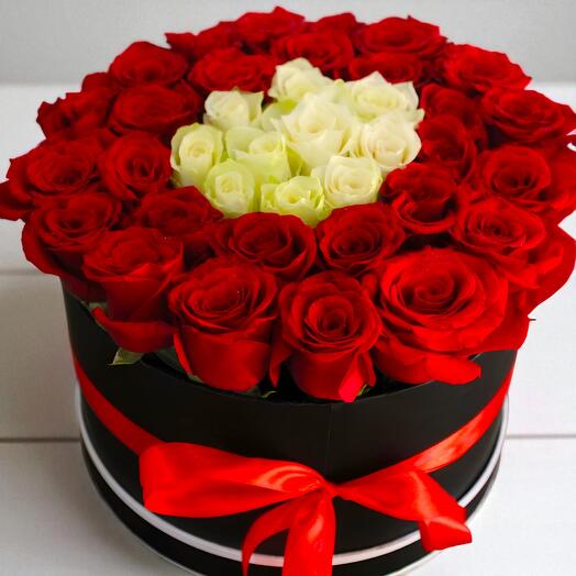 Round Moon Rose Box – Luxury Red and White Roses in Black Hatbox
