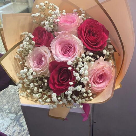 Букет из 7 роз красного и розового цвета